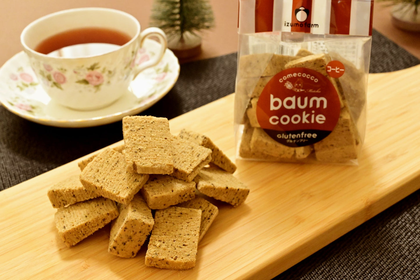 カッティングボードに盛られたコーヒー味の米粉クッキーと紅茶