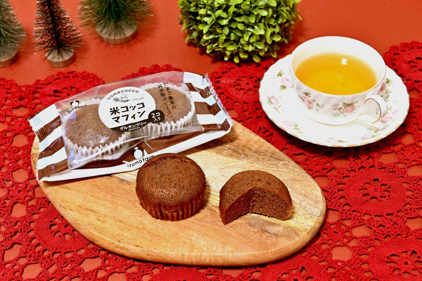 チョコレート味のマフィンと紅茶