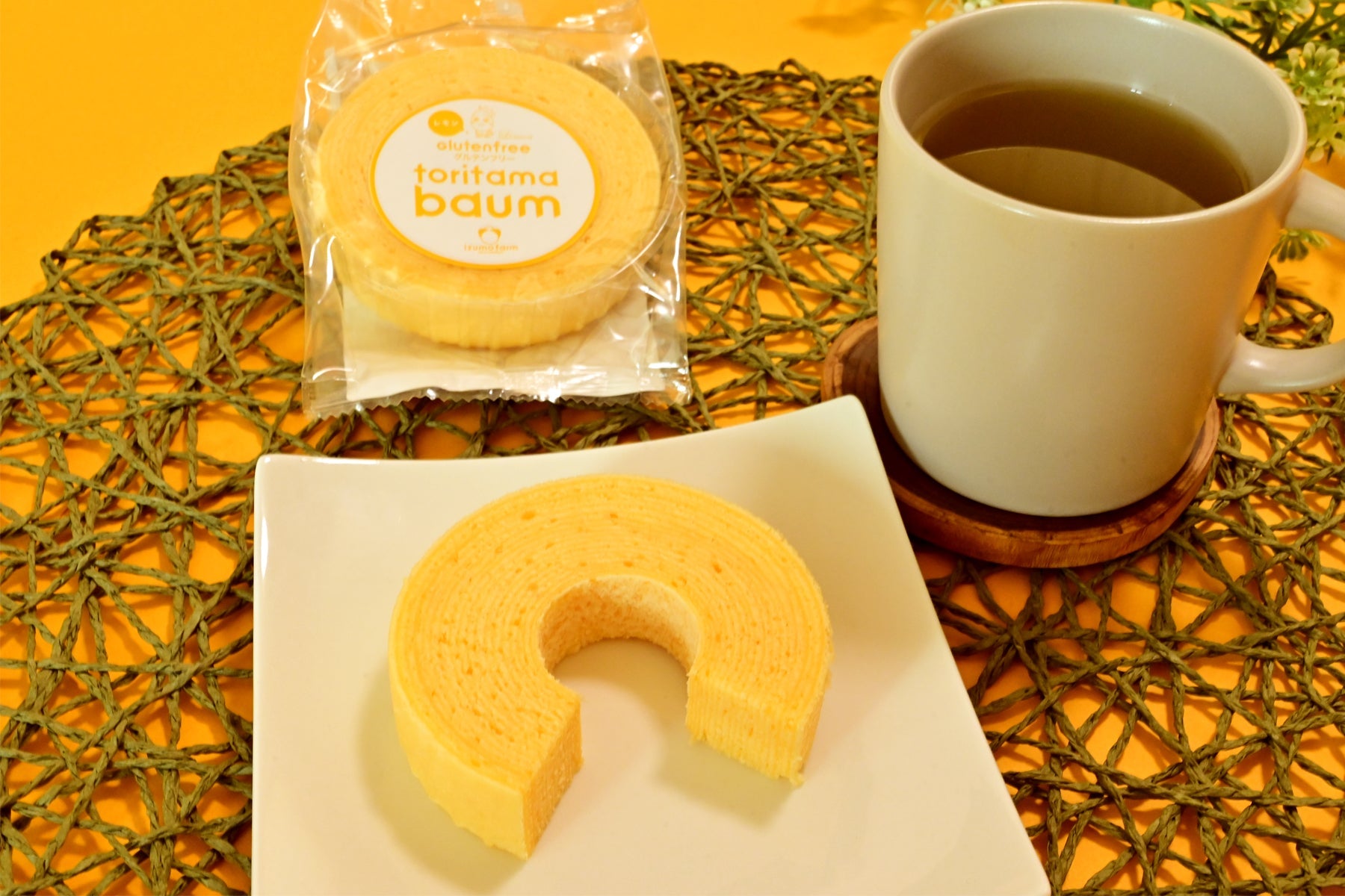 レモン味の米粉バウムクーヘンとマグカップのお茶