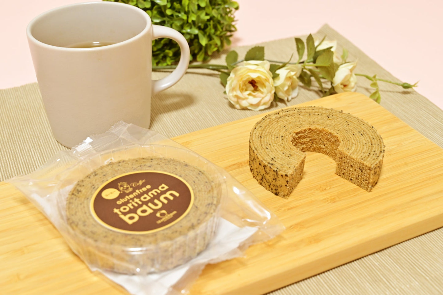 カッティングボードの上のコーヒー味のバウムクーヘン