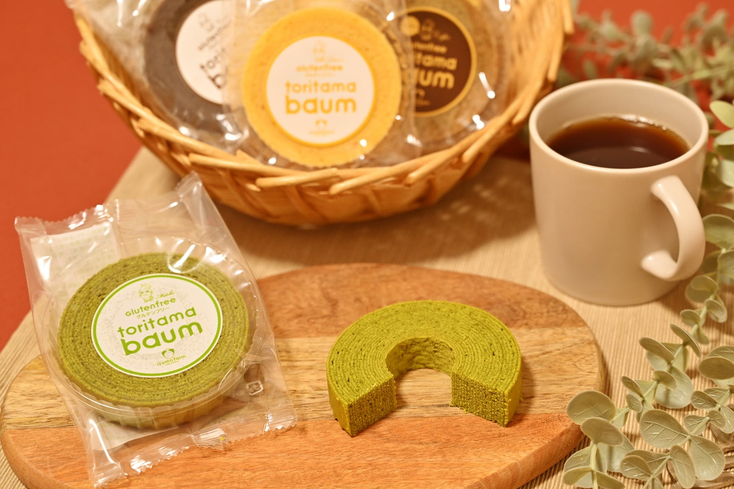 ズームアップされた抹茶味の米粉バウムクーヘンとその奥にあるボウルの中のたくさんのバウムクーヘン