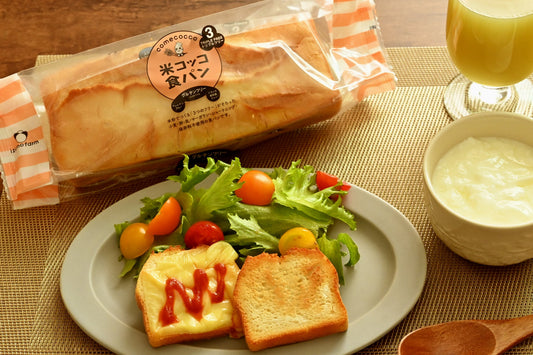 テーブルの上の米粉パンのトーストとスムージーとヨーグルト