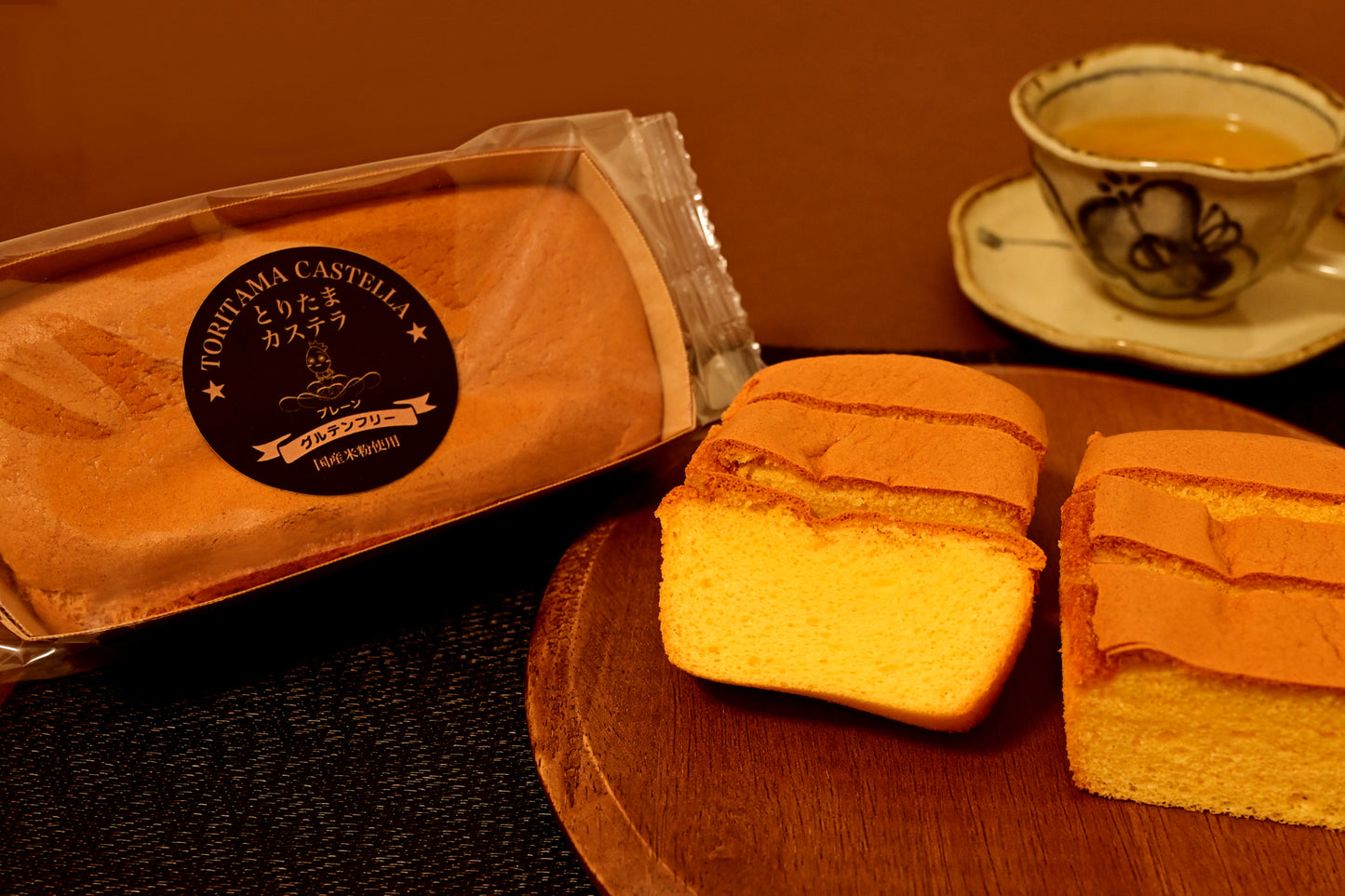 ズームアップされた米粉カステラと紅茶のティーカップ