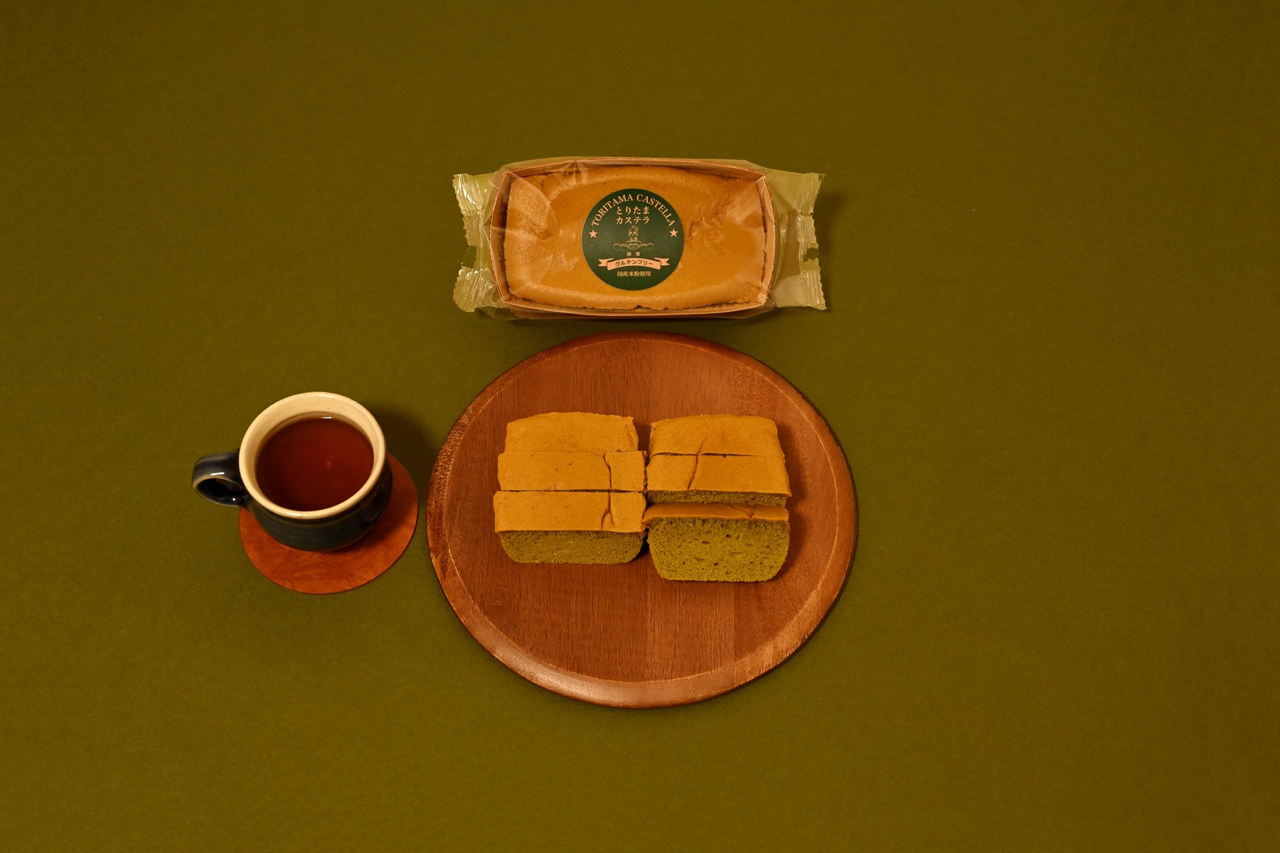 木製の皿に並んだ抹茶味のカステラとコーヒーカップ