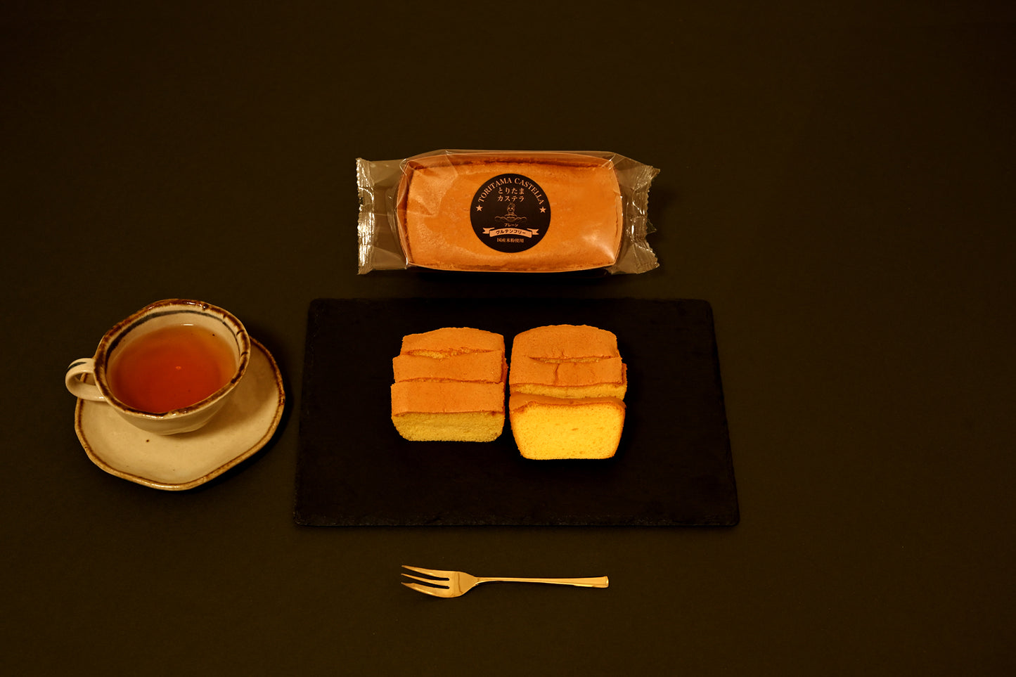 プレートに盛られた米粉カステラと紅茶セット