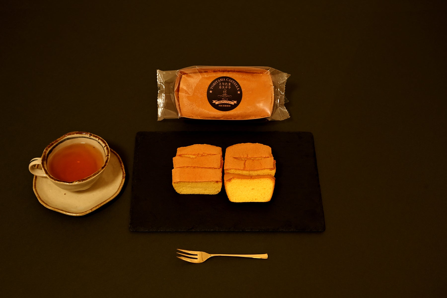 プレートに盛られた米粉カステラと紅茶セット