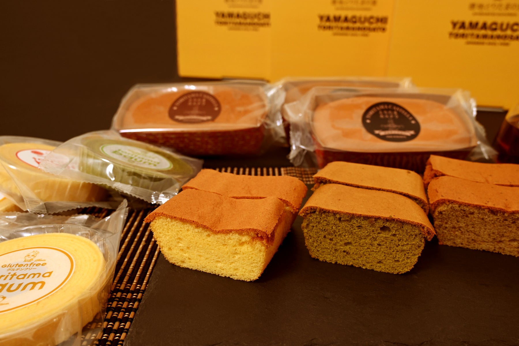 ズームアップした米粉カステラとその隣に置かれたバウムクーヘン