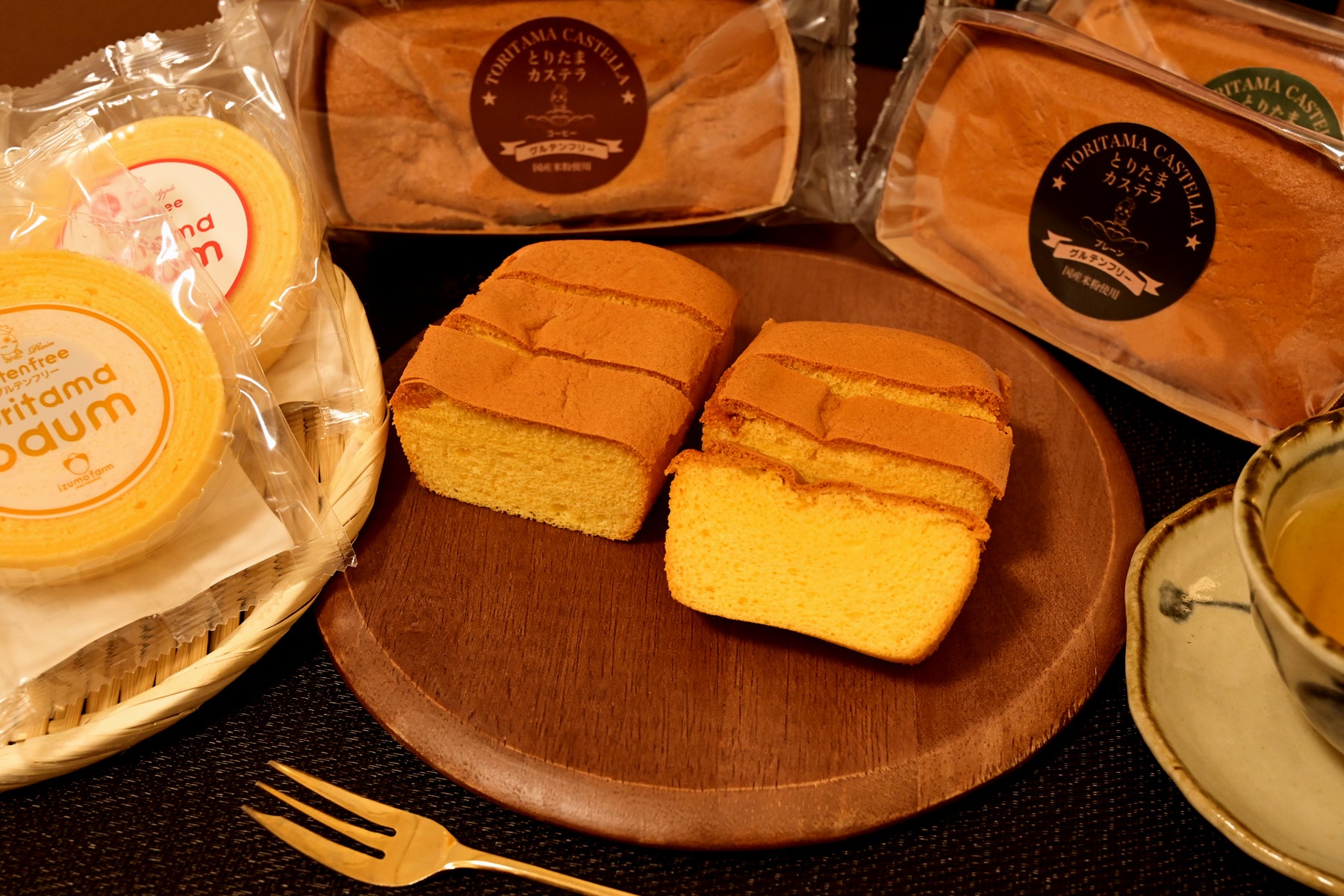 木製皿の上に並んだ米粉カステラとスプーン