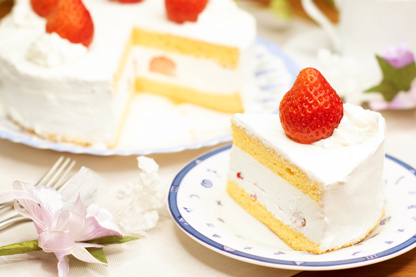 皿に盛られたイチゴのショートケーキ