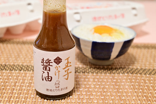 テーブルクロスの上のたまごかけごはん専用の醤油