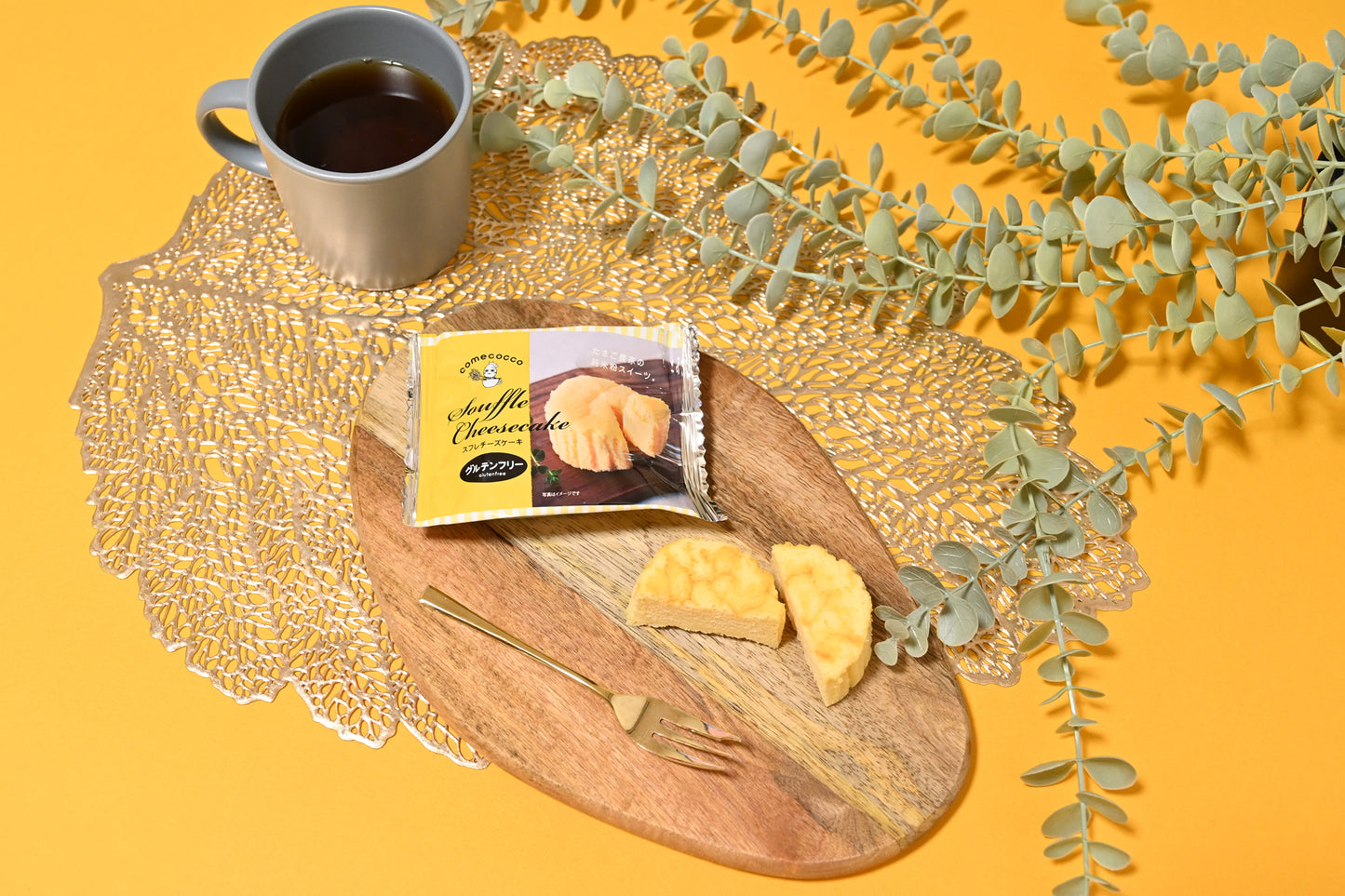木製ボードの上のスフレチーズケーキとコーヒー