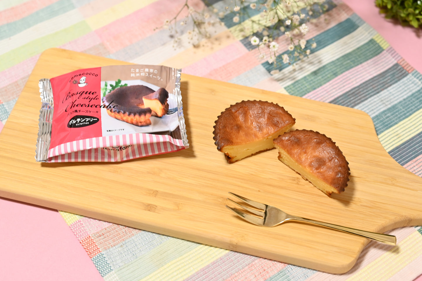 カッティングボードの上のカットされたバスクチーズケーキ