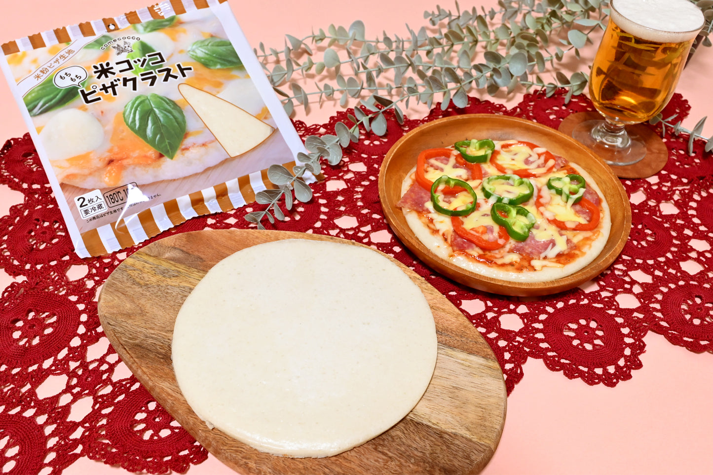 米粉のピザ生地とトマトソースのピザ