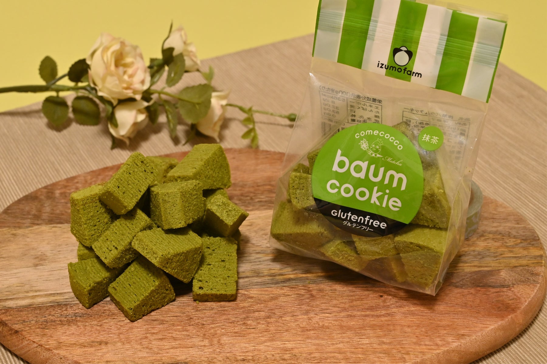 木製プレートに盛られた抹茶味の米粉クッキー